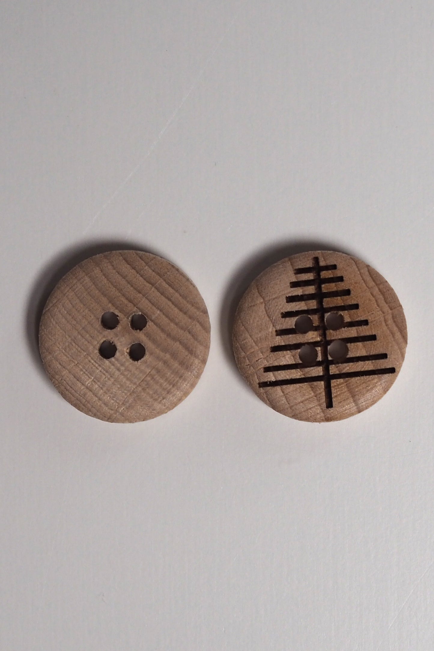 HOLZKNOPF MIT BAUM